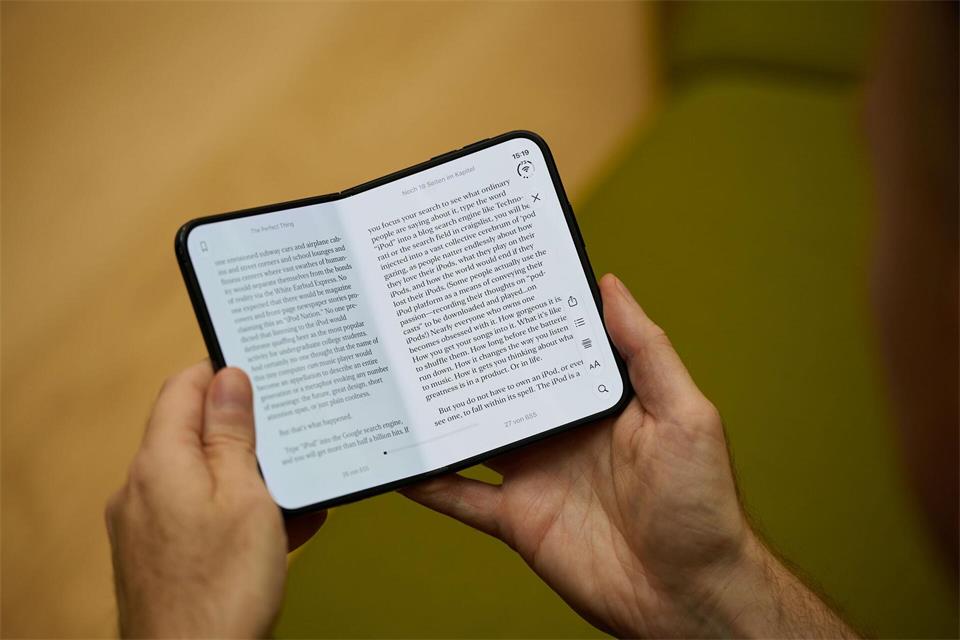 Das faltbare Display eignet sich gut für E-Books.Zacharie Scheurer/dpa-tmn