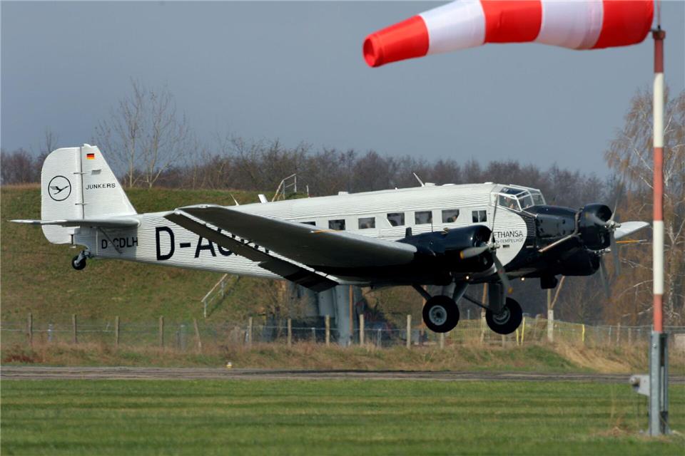 Letzte Station Museum: „Tante Ju“ bei Lufthansa angekommen Das „fliegende Denkmal“ Ju 52 ist reif fürs Museum. (Archivbild)Bernd Wüstneck/dpa