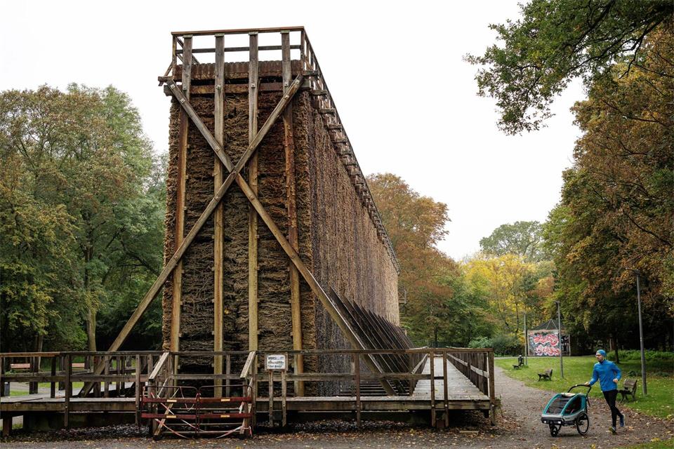 Das frei zugängliche Gradierwerk im Sielpark in Bad Oeynhausen.David Ebener/dpa