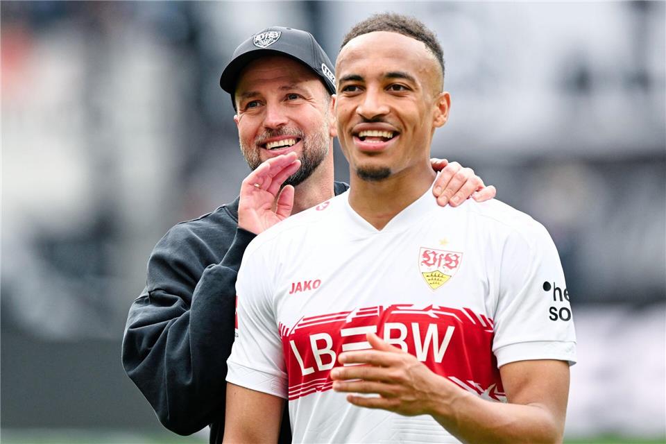 Das freut VfB-Trainer Hoeneß: Nationalspieler Jamie Leweling (r) kehrt ins Training zurück. (Archivbild)Uwe Anspach/dpa