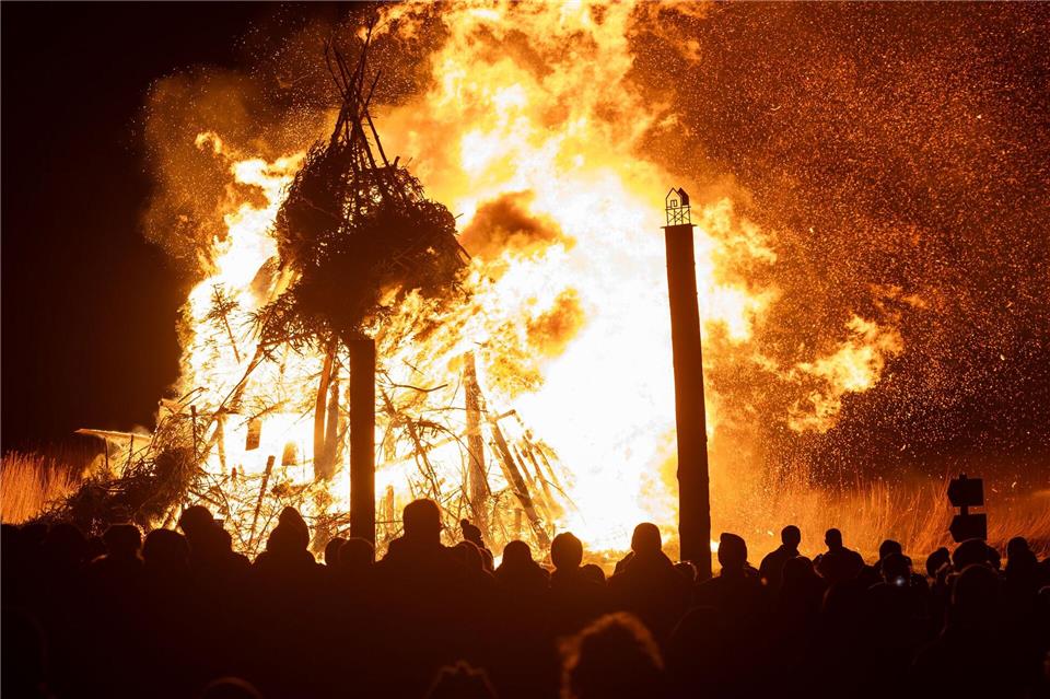 Das friesische Wort Biike bedeutet so viel wie Bake oder Feuerzeichen. (Archivbild)Bodo Marks/dpa