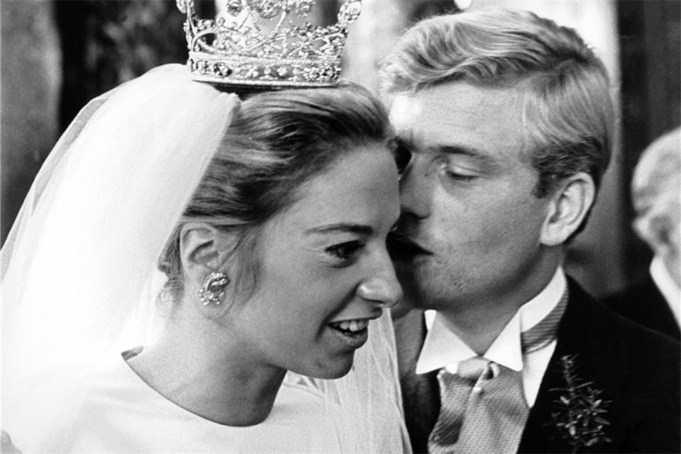 Das frisch vermählte Ehepaar Ferfried Prinz von Hohenzollern und Prinzessin Angela von Hohenzollern bei ihrer Trauung 1968.
