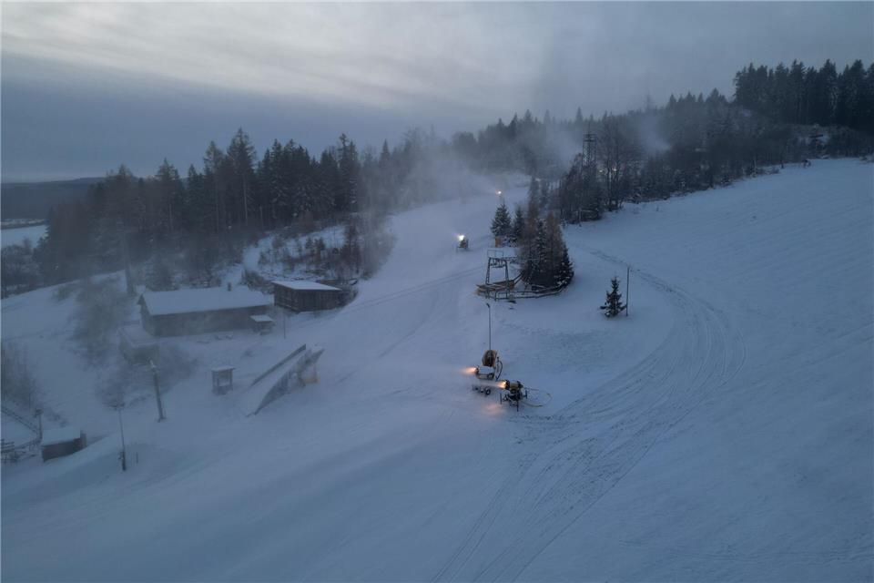 Das frostige Wetter ist günstig für die Beschneiung der Pisten.Mike Müller/dpa