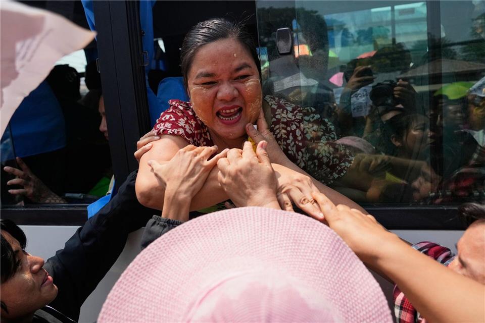Das frühere Birma versinkt seit dem Putsch ins Chaos und Gewalt - viele Gegner wurden vom Militär inhaftiert.Thein Zaw/AP/dpa