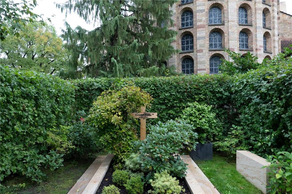 Gestaltung von Helmut-Kohl-Grab beendet: Ein Denkmal im Park Das frühere Grab war aus Pflanzen, Pfälzer Buntsandstein und einem schlichten, massiven Holzkreuz gestaltet. (Archivbild)Boris Roessler/dpa
