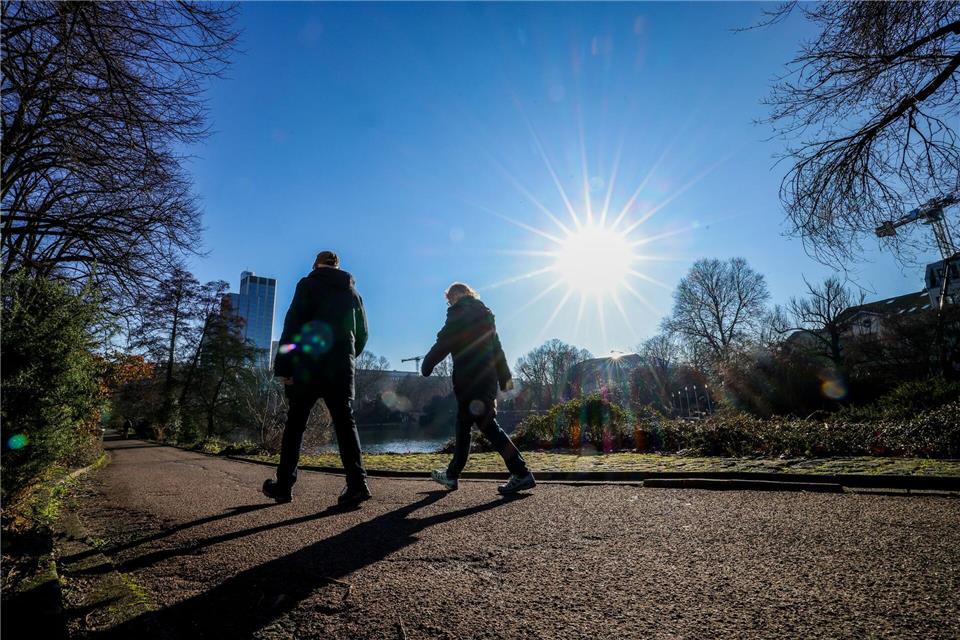 Das frühlingshafte Wetter in den kommenden Tagen lädt zum Spazieren ein. (Symbolbild)Christoph Reichwein/dpa