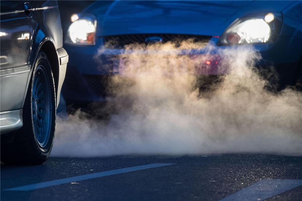 Das für 2035 geplante Verbrenner-Aus für Neuwagen findet wenig Zustimmung in Deutschland. (Symbolbild)Marijan Murat/dpa