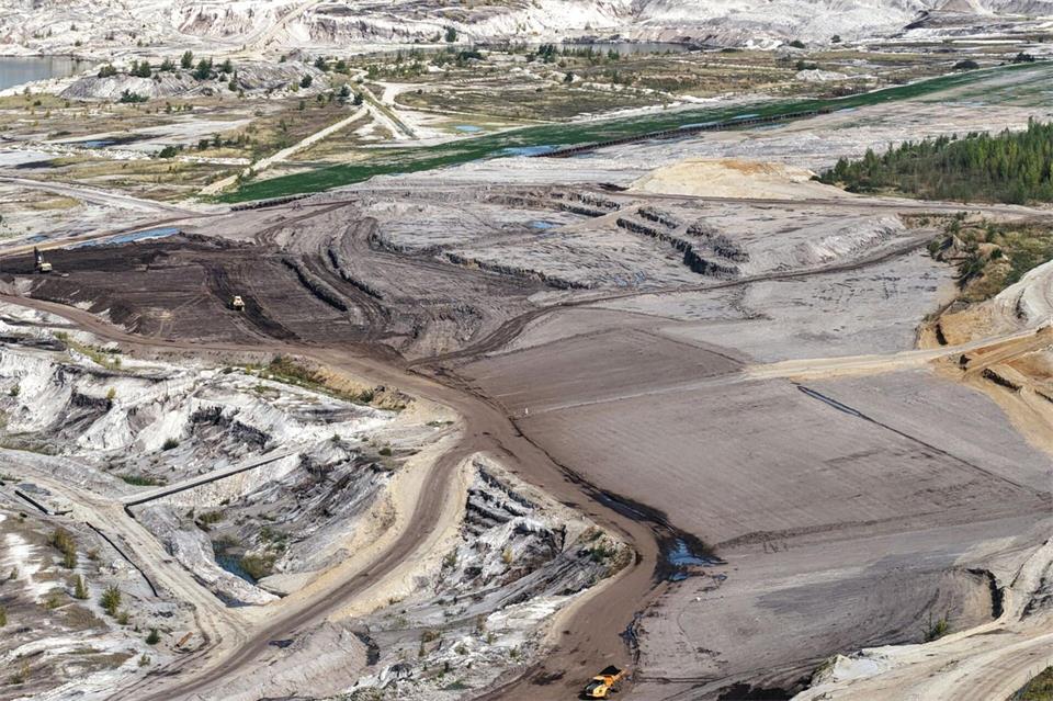 Das für den Tagebau Profen zuständige Bergbauunternehmen Mibrag geht bislang nicht davon aus, dass Trockenheit und Wassermangel Auswirkungen auf die Sanierungspläne der aktiven Tagebaue haben werden. Jan Woitas/dpa
