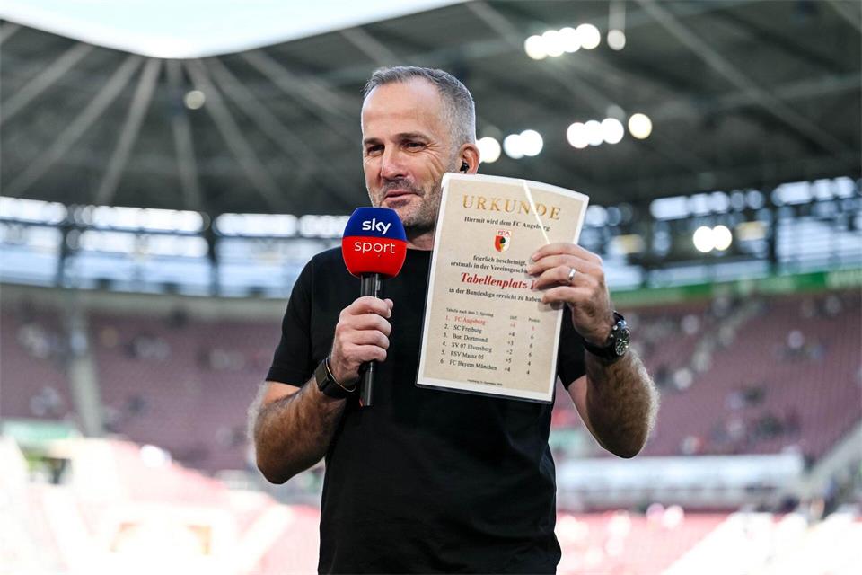 Das gab es noch nie: Der FC Augsburg ging als Tabellenführer in den Spieltag.Harry Langer/dpa