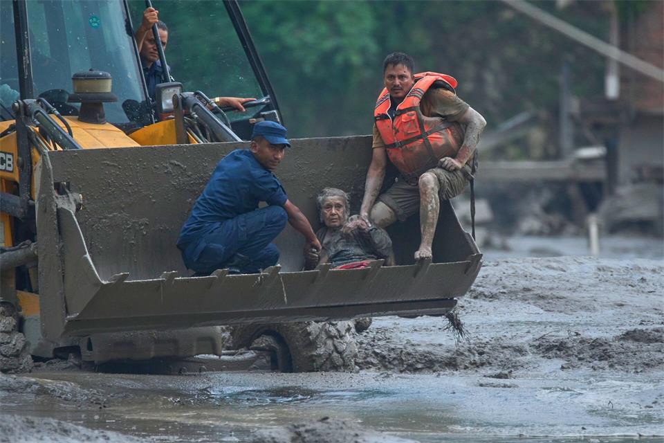 Das ganze Ausmaß der Katastrophe ist noch unklar.Niranjan Shrestha/AP/dpa