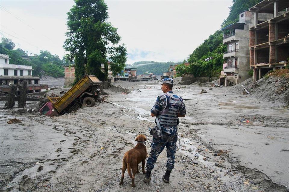 Das ganze Ausmaß des Unglücks wird erst langsam klar.Niranjan Shrestha/AP/dpa