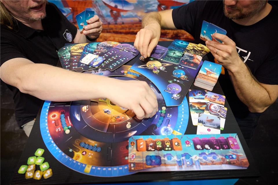 Emotionen, Inspiration und Kulturgut: Brettspiele boomen Das gemeinsame Spielen hat neben Spaß und Unterhaltung viele weitere Funktionen.Bernd Thissen/dpa