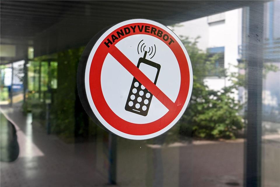 Das geplante Handyverbot an sächsischen Schulen sorgt weiter für Gesprächsstoff. (Symbolbild)Jens Kalaene/dpa