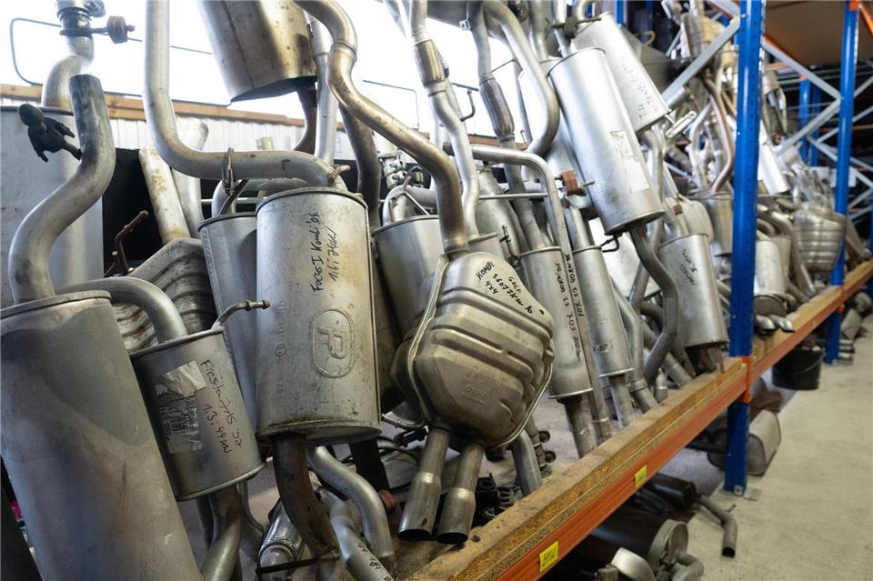 Betriebsräte fordern Perspektive für Autoindustrie Das geplante Verbrenner-Aus beschäftigt nicht nur die Politik, sondern auch die Mitarbeiter in der Automobil- und Zulieferindustrie: Sie fordern mehr Zeit, um die Marktbedingungen schaffen zu können. (Symbolbild)Sebastian Kahnert/dpa