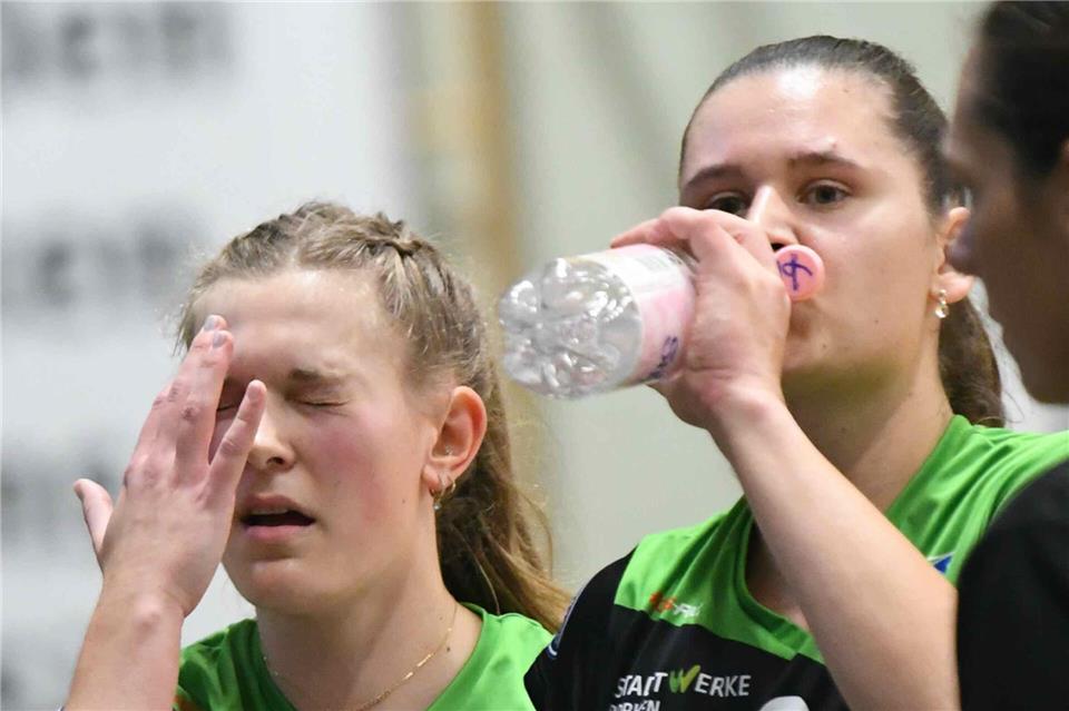 Das ging – buchstäblich - ins Auge: Pia Mohr (11) während einer Auszeit beim 1:3 (links Fabienne Coenders, rechts Lara Kretschmer).