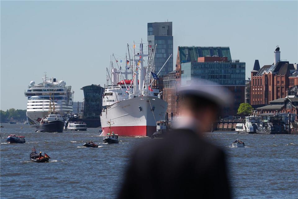 Das größte noch fahrtüchtige Museumsfrachtschiff der Welt, „Cap San Diego“, bei ihrer Einfahrt in den Hamburger Hafen. Marcus Brandt/dpa