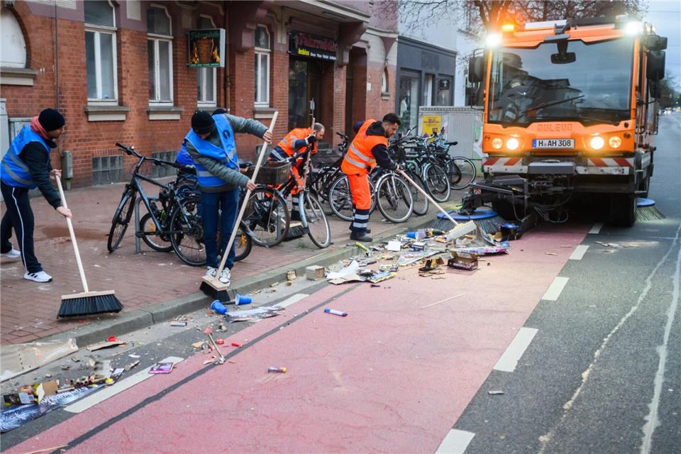 Das große Aufräumen nach der Silvesterparty läuft.Julian Stratenschulte/dpa