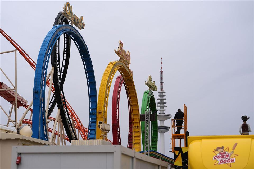 Das große Comeback dieses Jahr ist die weltweit größte transportable Achterbahn „Olympia-Looping“.Marcus Brandt/dpa