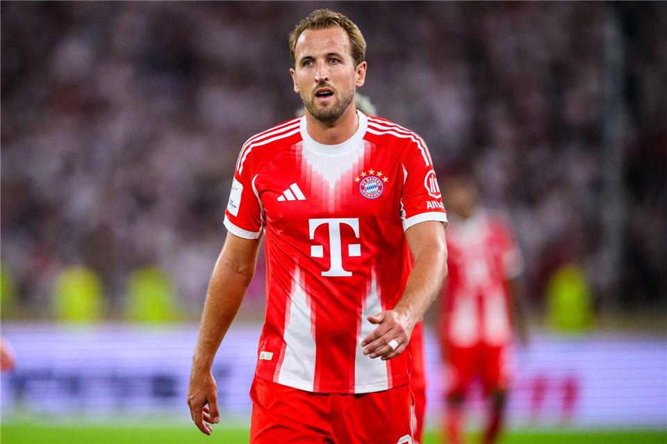 Das große „T“ auf den Bayern-Trikots - hier bei Harry Kane - symbolisiert die Partnerschaft des Rekordmeisters mit der Telekom.Tom Weller/dpa