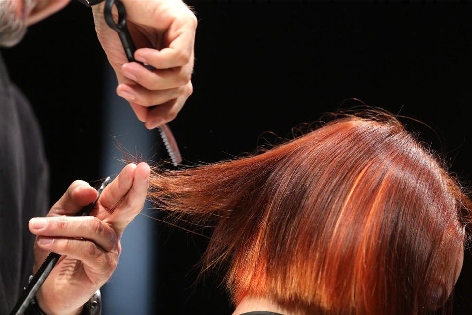 Das große Umstyling direkt vor dem Strandurlaub? Wer sich die Haare frisch färben lassen möchte, sollte den Termin lieber erst nach dem Urlaub machen. picture alliance / dpa Themendienst