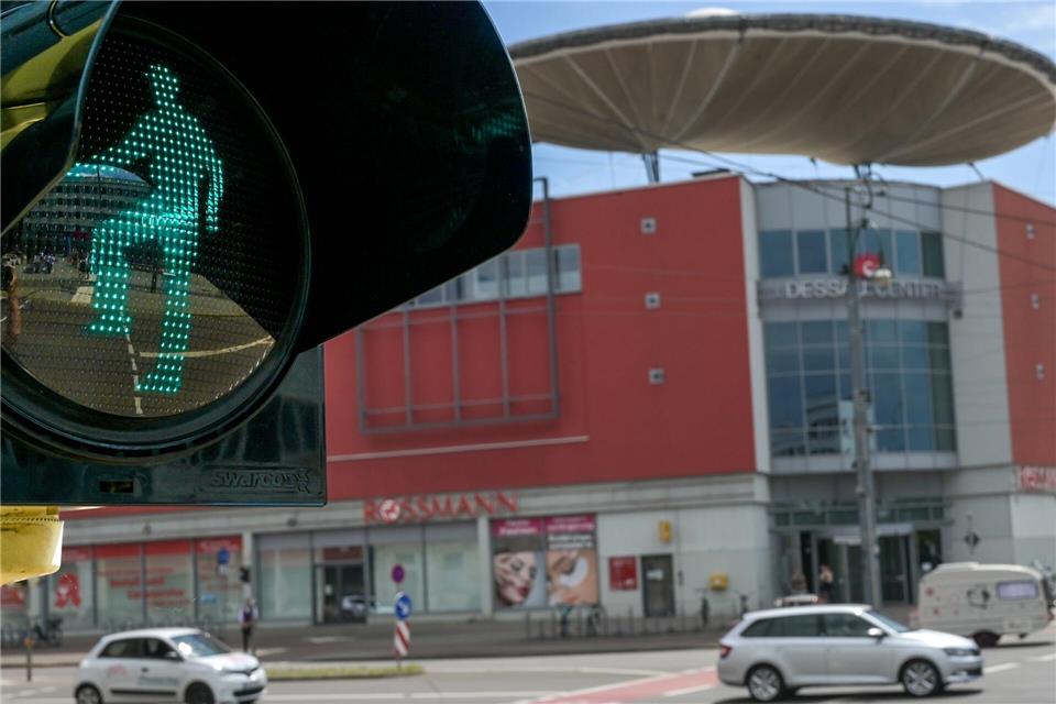 Das grüne Ampelmännchen an der neuen Breakdance-Ampel zeigt eine stilisierte Breakdance-Pose. Heiko Rebsch/dpa