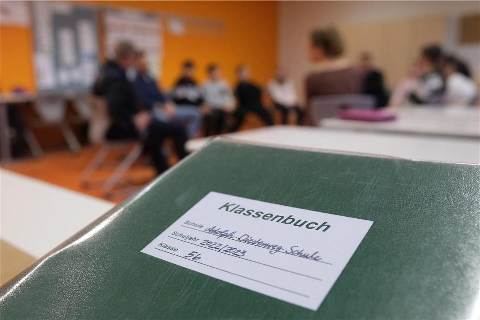 Saarland startet mit einheitlicher Schulsoftware Das gute alte Klassenbuch soll im Saarland aufgrund einer neuen Software bald der Vergangenheit angehören. (Symbolbild) Sebastian Willnow/dpa