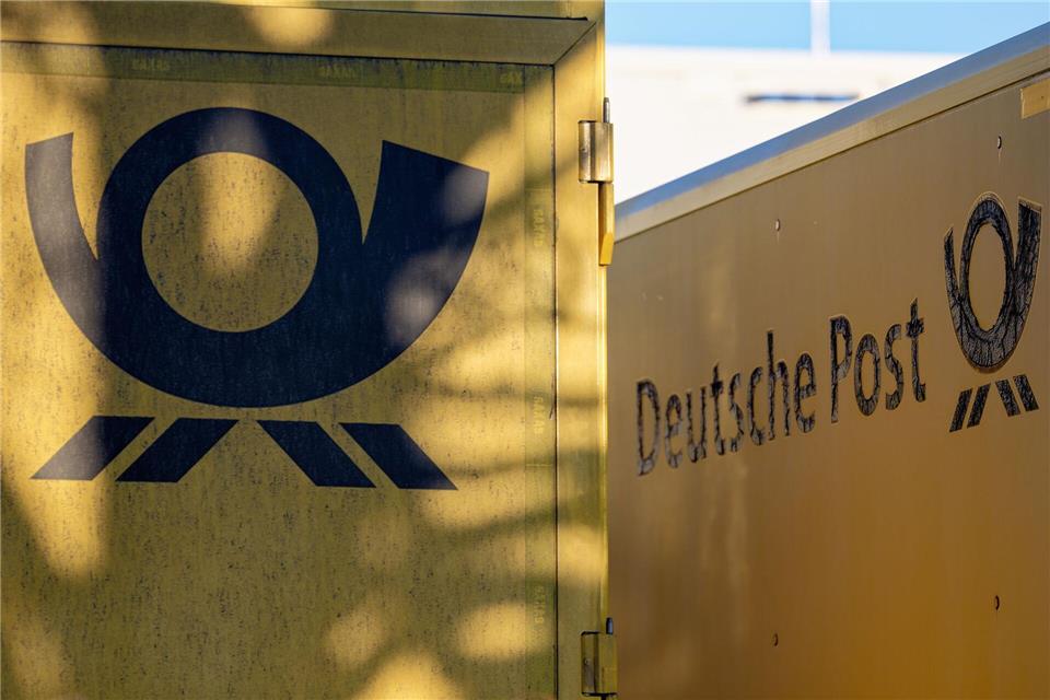 Das gute alte Posthorn, das Logo der Deutschen Post - hier an Lastwagen, die vor einem Kölner Briefzentrum parken.Henning Kaiser/dpa