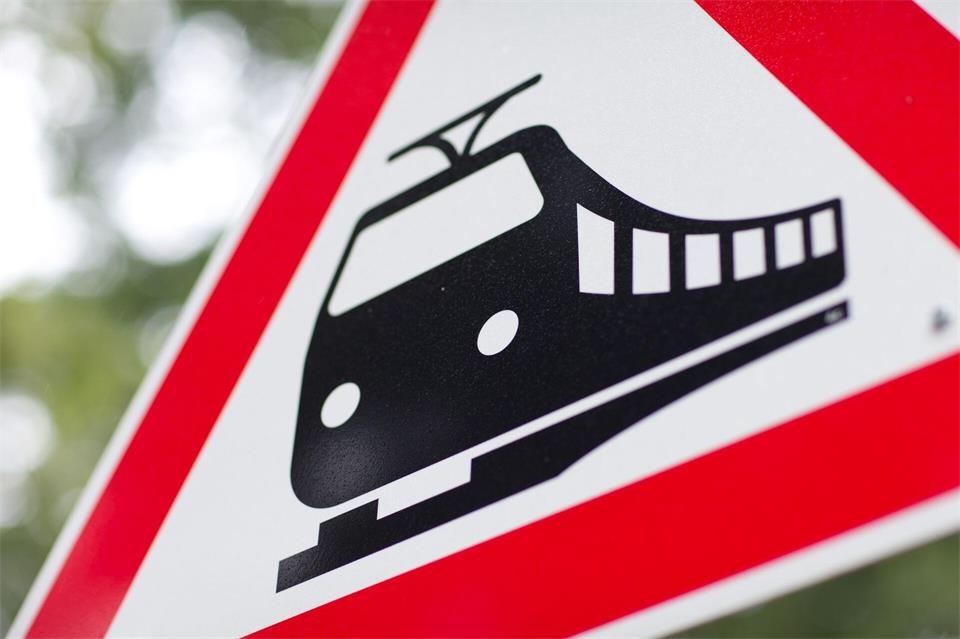 Das hätte auch ganz anders ausgehen können: 18 Menschen konnten rechtzeitig das Gleis verlassen, bevor die Lok den Werkzeuganhänger rammte. (Symbolbild)Friso Gentsch/dpa
