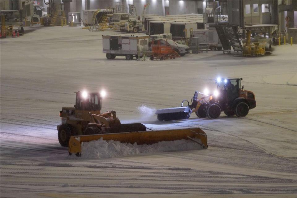 Das heftige Winterwetter ereilte die Region ausgerechnet am Wochenende nach Weihnachten, an dem in der Regel besonders viele Amerikaner reisen. Zhang Fengguo/XinHua/dpa