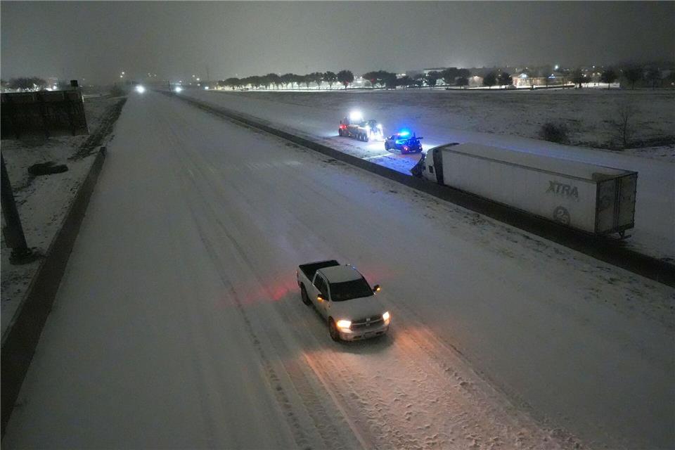 Das heftige Winterwetter trifft die Menschen in den USA hart.Julio Cortez/AP/dpa