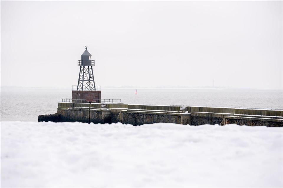 Das historische Querfeuer im Winterwetter von Wilhelmshaven.Hauke-Christian Dittrich/dpa