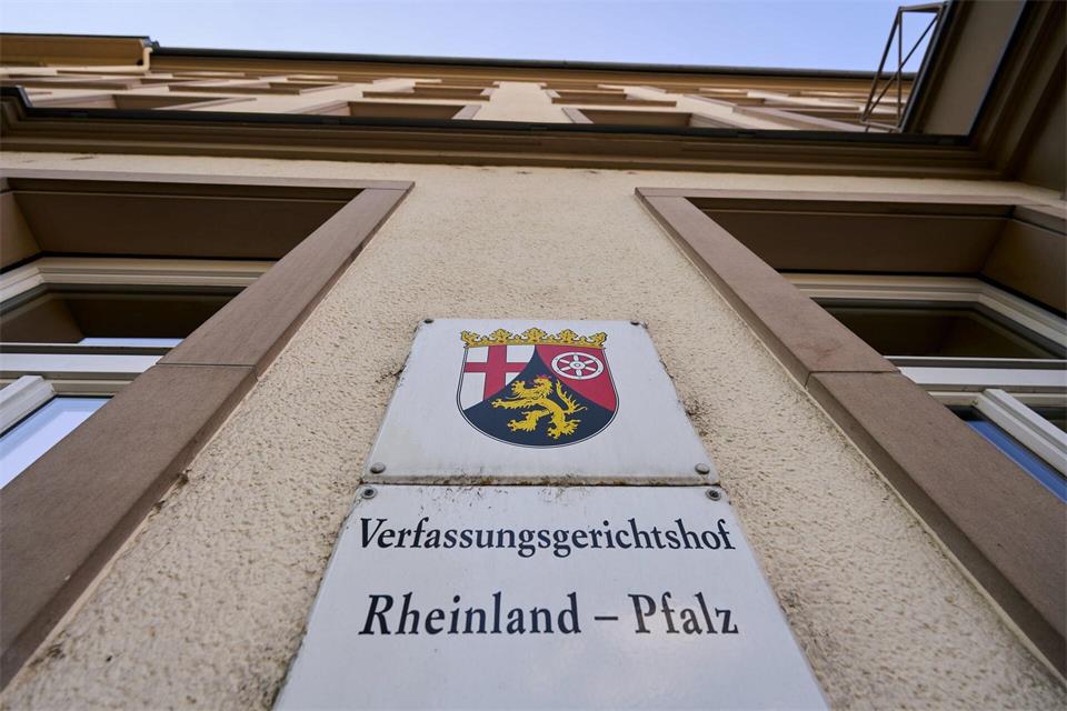 Das höchste Gericht in Rheinland-Pfalz will schnell für Klarheit sorgen. (Archivbild)Sascha Ditscher/dpa