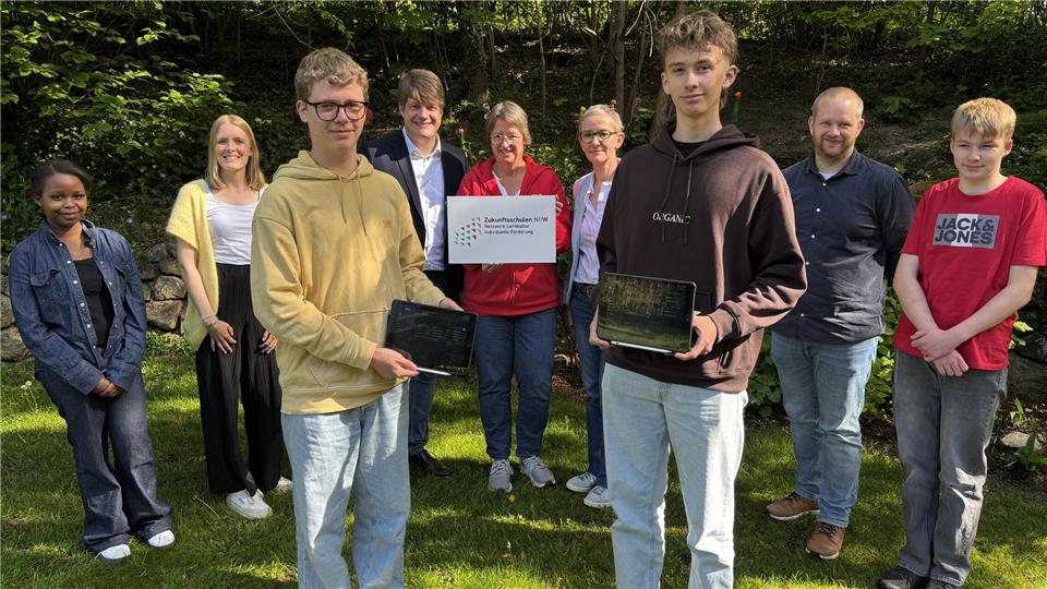 Das iPad ermöglicht an der Brückenschule vielen Schülern eine bessere Teilnahme am Unterricht. Dafür hat die Förderschule jetzt das Siegel „Zukunftsschule NRW“ erhalten.