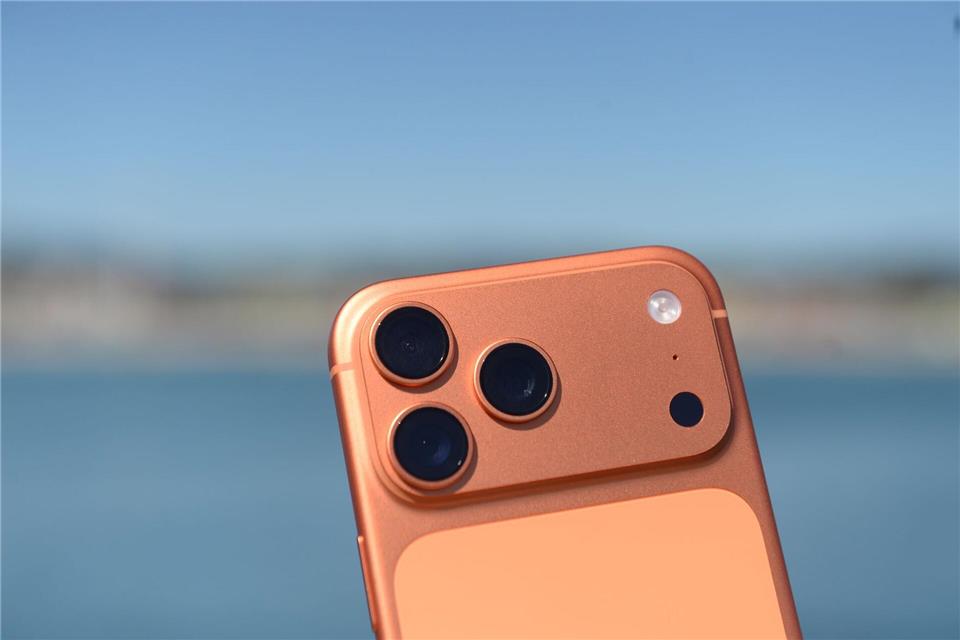 Das iPhone 17 Pro hat drei Kameras eingebaut - von Ultraweitwinkel bis Zoom - und wäre damit für Foto-Freunde die erste Wahl.Andrej Sokolow/dpa/dpa-tmn