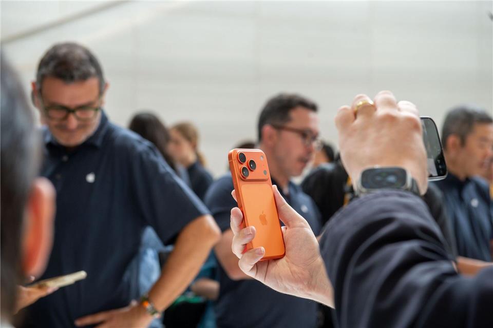 Apple macht mit schlankem iPhone Ansage für die Zukunft Das iPhone 17 Pro in der neuen Farbe Orange bekam besondere Aufmerksamkeit.Andrej Sokolow/dpa