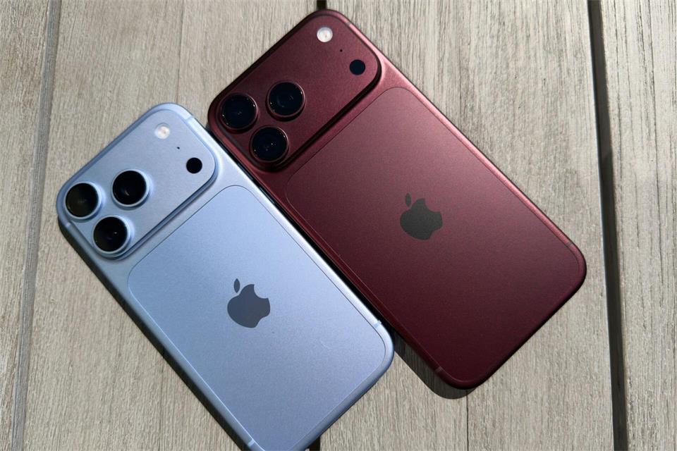 Das iPhone 18 Pro in der Farbe Polar (links) und 18 Pro Max in der Farbe Burgunder.Andrej Sokolow/dpa