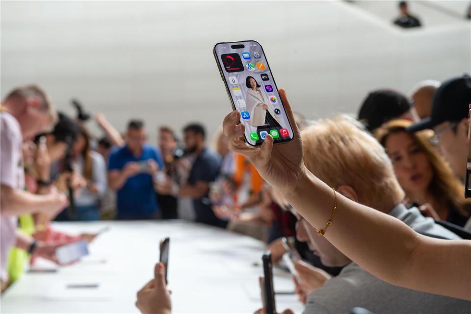 Apple-Neuheiten: Schlankes iPhone statt KI-Feuerwerk Das iPhone Air ist 5,6 Millimeter dick - und damit das bisher dünnste Apple-Handy.Andrej Sokolow/dpa
