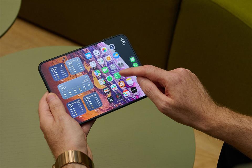 Das iPhone Duo bietet aufgeklappt ein Display im Tablet-Format.Zacharie Scheurer/dpa-tmn