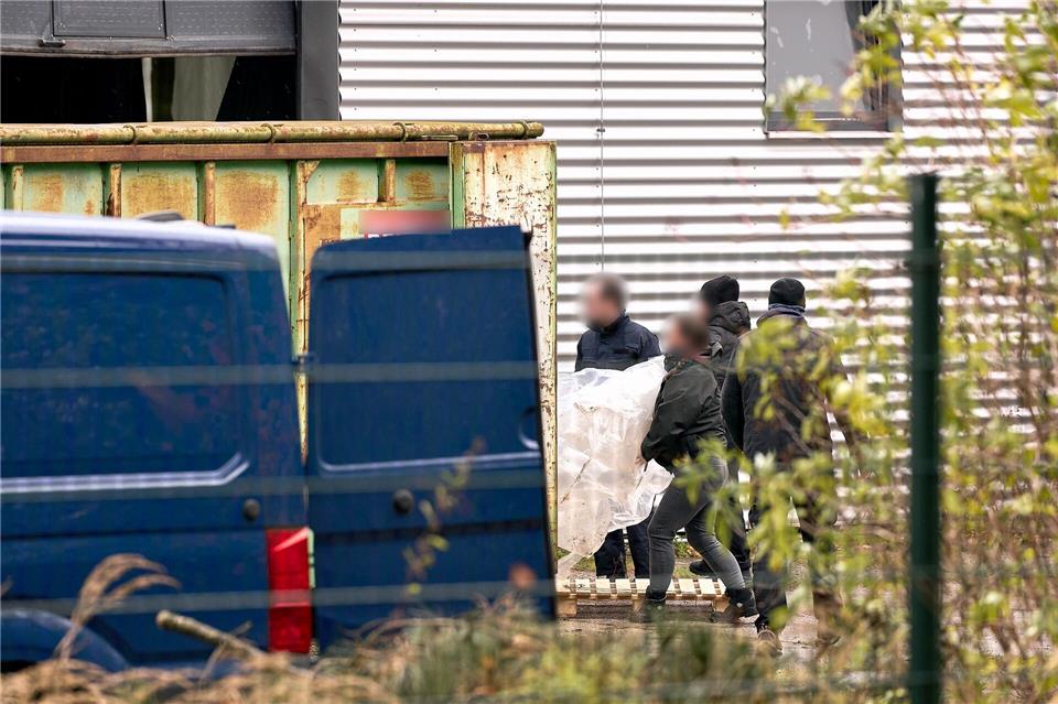 Chemikalien und Müll: Aufräumarbeiten im Drogenlabor dauern  Das illegale Drogenlabor ist den Ermittlern zufolge riesig.Michael Ukas/dpa