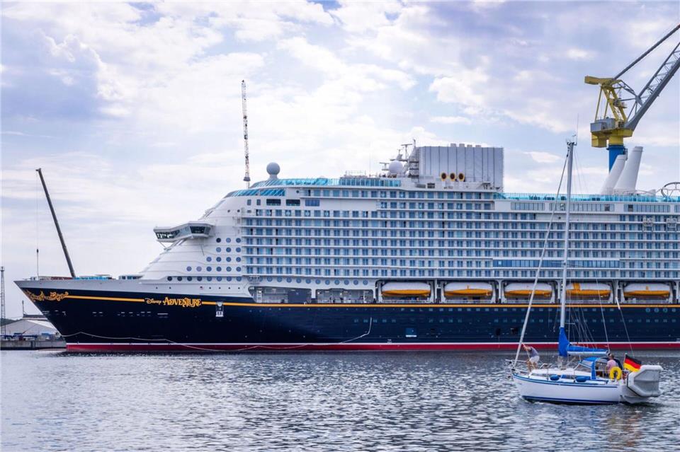 Das in Wismar gebaute Kreuzfahrtschiff „Disney Adventure“ kann rund 6.700 Passagiere an Bord nehmen. Es gibt nur wenige Kreuzliner auf der Welt, die größer sind. Jens Büttner/dpa