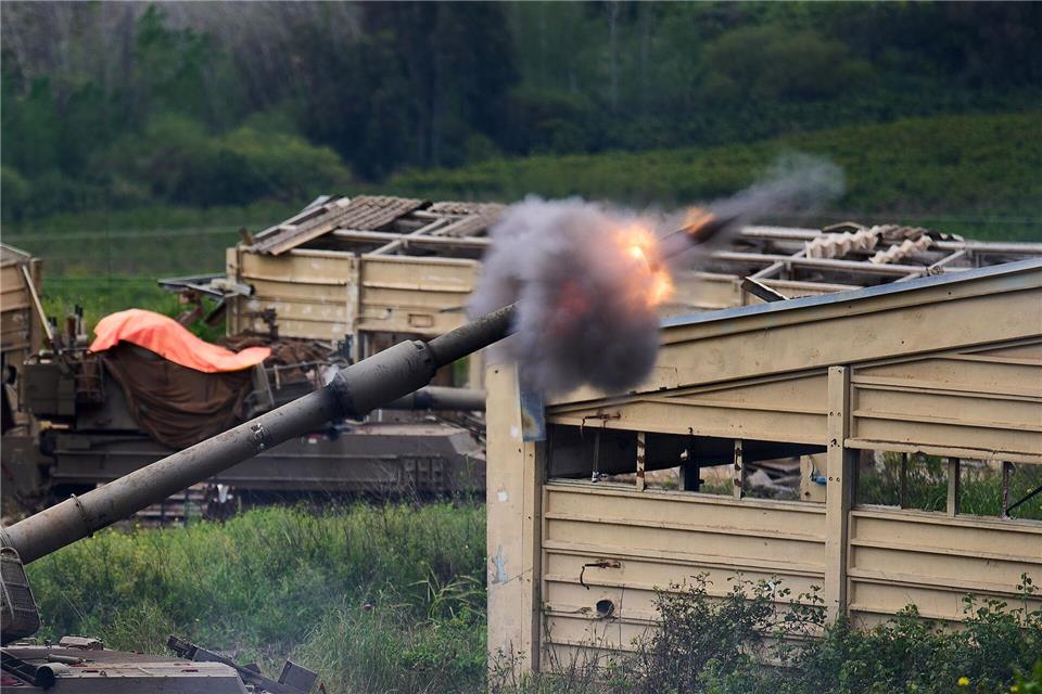 Das israelische Militär greift weiterhin die Hisbollah-Miliz im Libanon an. Ariel Schalit/AP/dpa