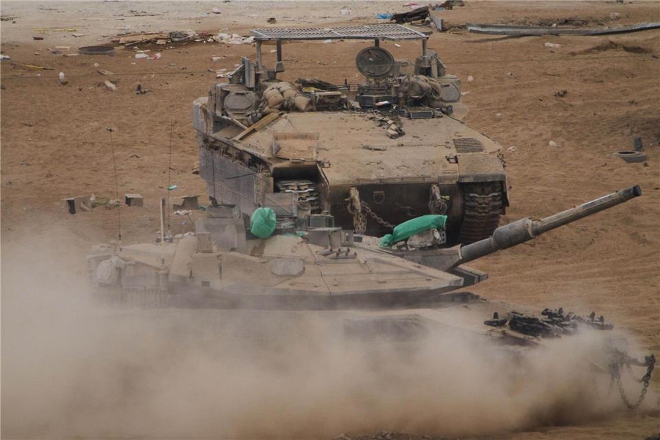 Israels Kabinett billigt Gaza-Abkommen mit der Hamas Das israelische Militär soll sich gemäß Abmachung schrittweise zurückziehen.Ariel Schalit/AP/dpa