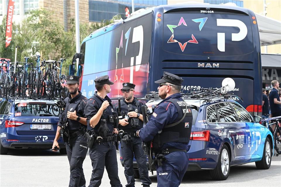 Das israelische Team steht unter Polizeischutz.David De Haro/EUROPA PRESS/dpa