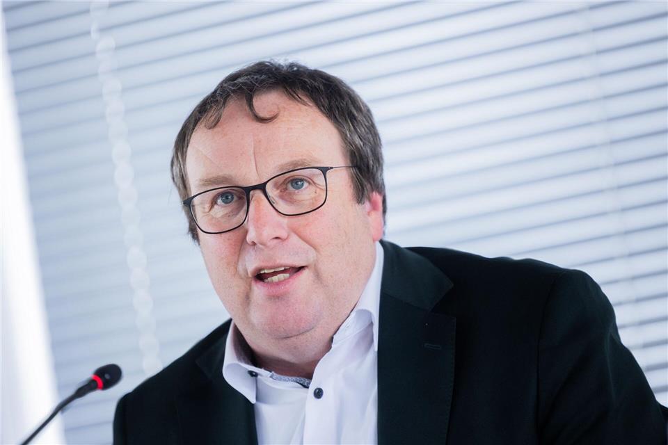 „Das ist die gute Nachricht für alle Fahrgäste“, sagt NRW-Verkehrsminister Oliver Krischer (Grüne). (Archivbild)Rolf Vennenbernd/dpa