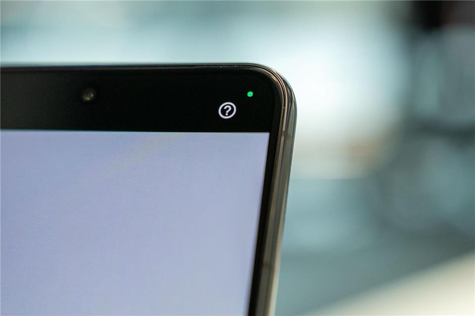 Das ist doch was aktiv? Ja, genau - die grüne Statusanzeige auf dem Android-Display zeigt an, ob Kamera oder Mikrofon von einer App verwendet werden.Nico Tapia/dpa-tmn