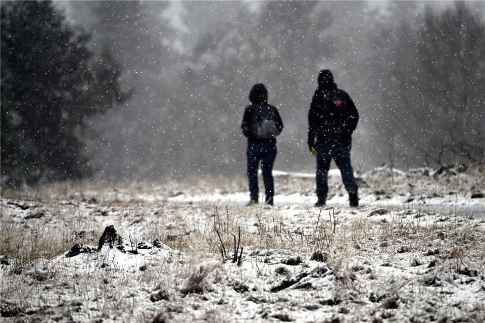 Das ist prima für einen Winterspaziergang, reicht aber noch nicht zum Skifahren.Federico Gambarini/dpa