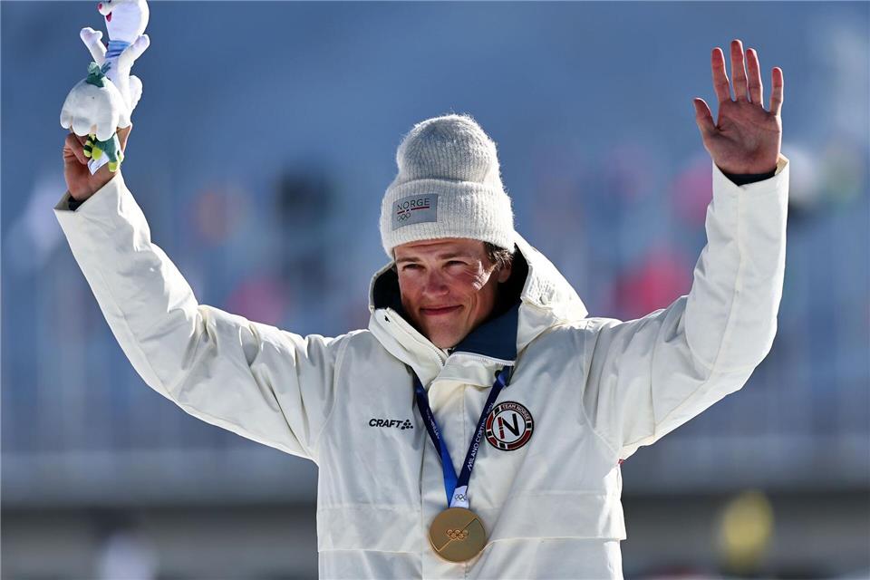 Das ist sie: Johannes Hoesflot Klaebo freut sich über seine achte Olympia-Goldmedaille.Daniel Karmann/dpa