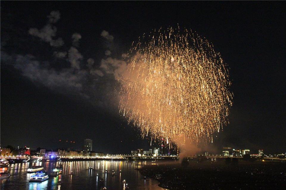 Das japanische Feuerwerk zum Abschluss des Japan-Tages in Düsseldorf explodiert über der Stadt. Volker Danisch, dpa