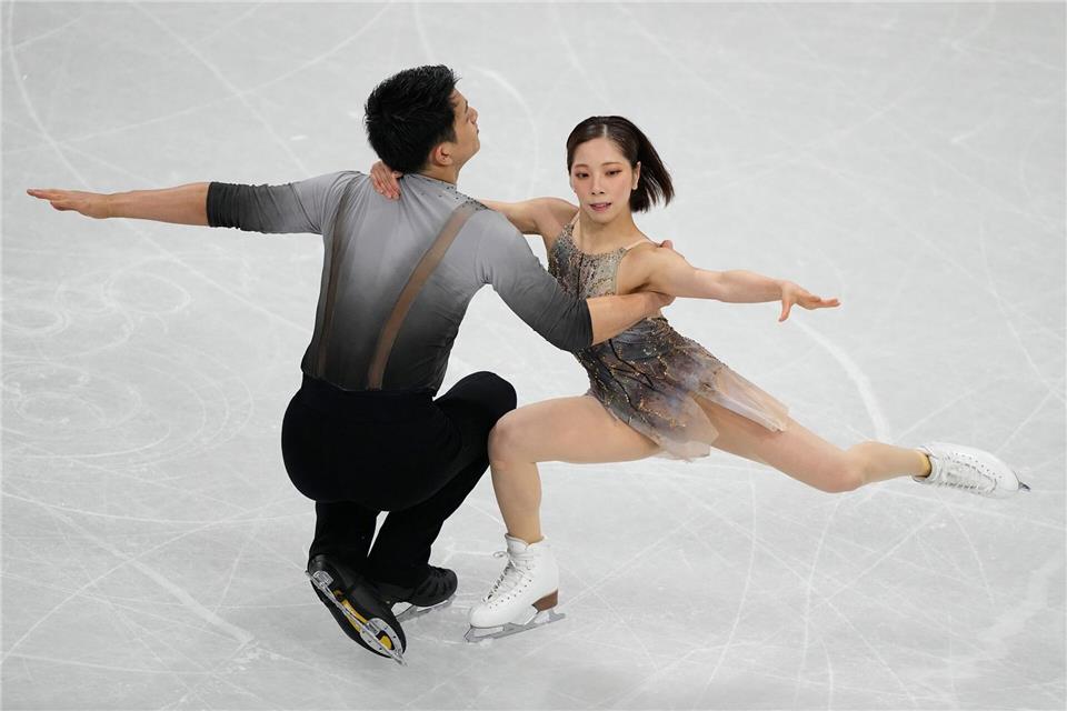 Das japanische Paar Riku Miura und Ryuichi Kihara darf sich mit dem Team über Silber freuen.Natacha Pisarenko/AP/dpa