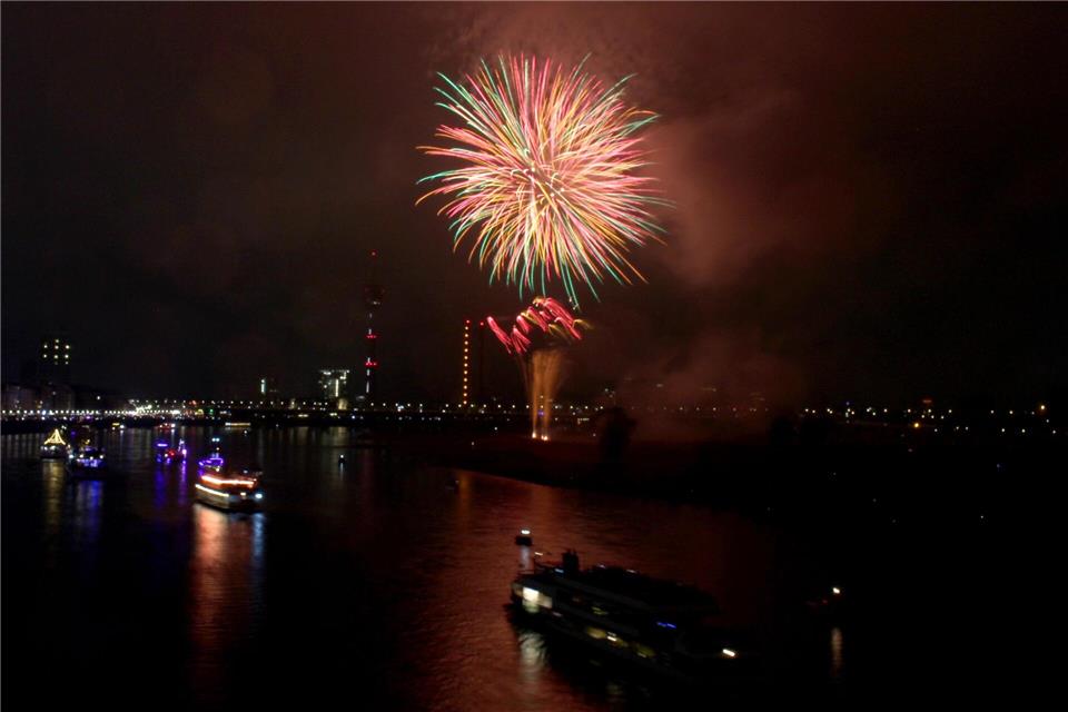 Das japanisches Feuerwerk erhellt den Nachthimmel über dem Rhein. (Archivbild)Volker Danisch/dpa